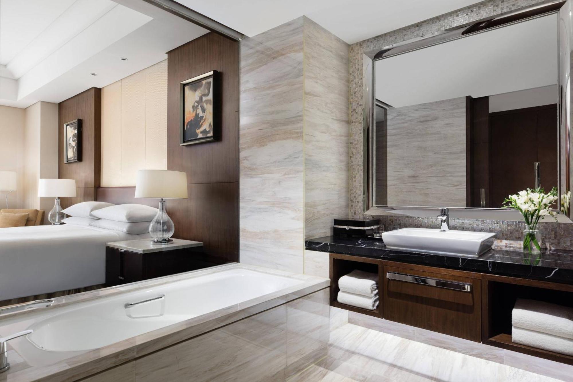 Marriott Pudong East - Only A 30 Minute Drive From 5* Shanghai