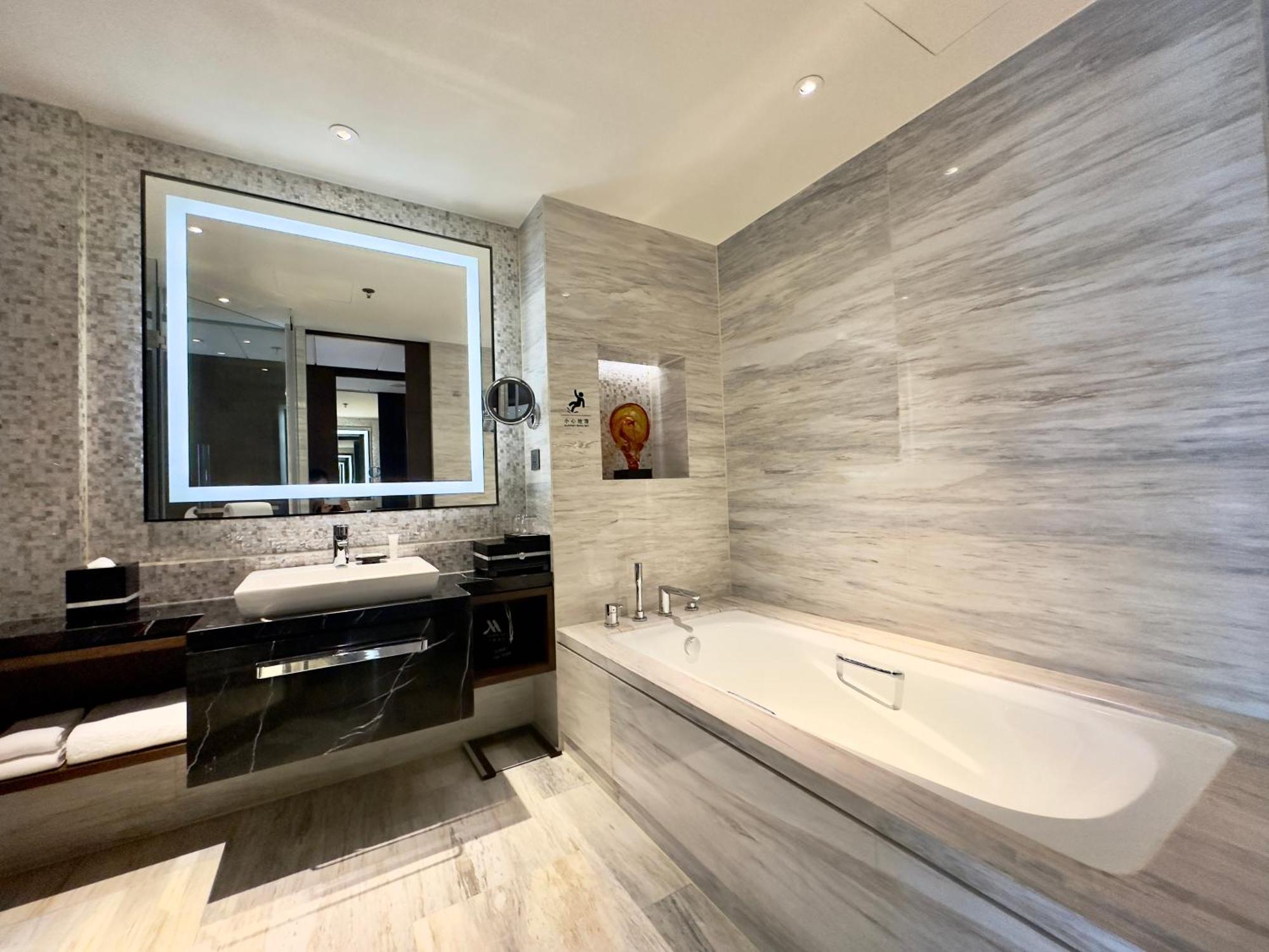 Marriott Pudong East - Only A 30 Minute Drive From 5*